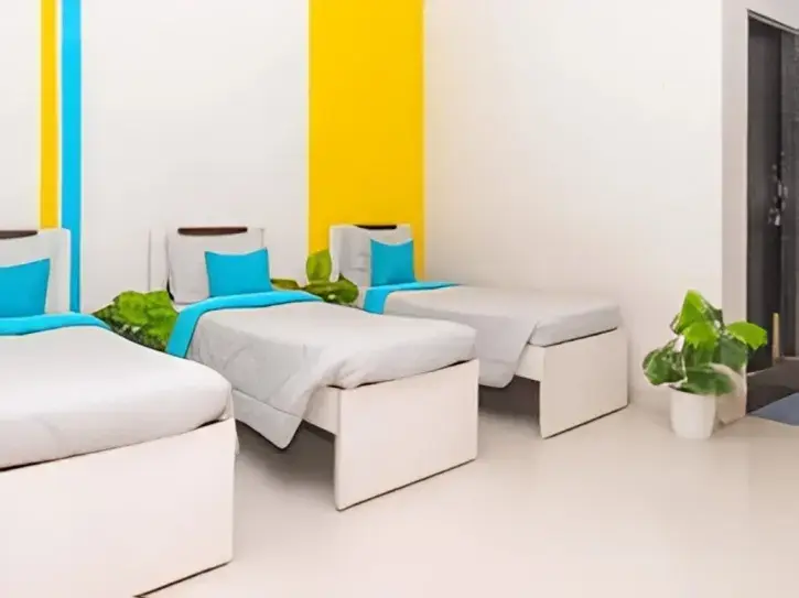 A bright twin-bed hostel room